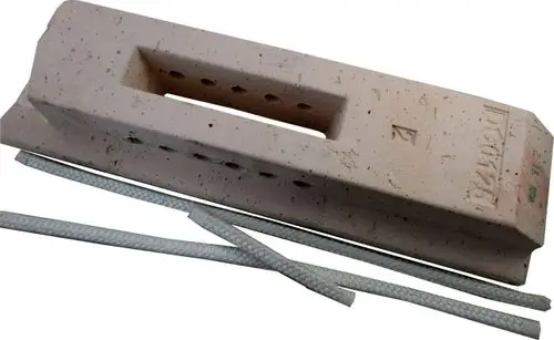 Produkt der Marke Wolf, bestehend aus einer Düse mit mehreren Löchern und zwei daran befestigten Kabeln. Die Düse ist in einer rechteckigen Form mit einer mittigen Aussparung gestaltet.